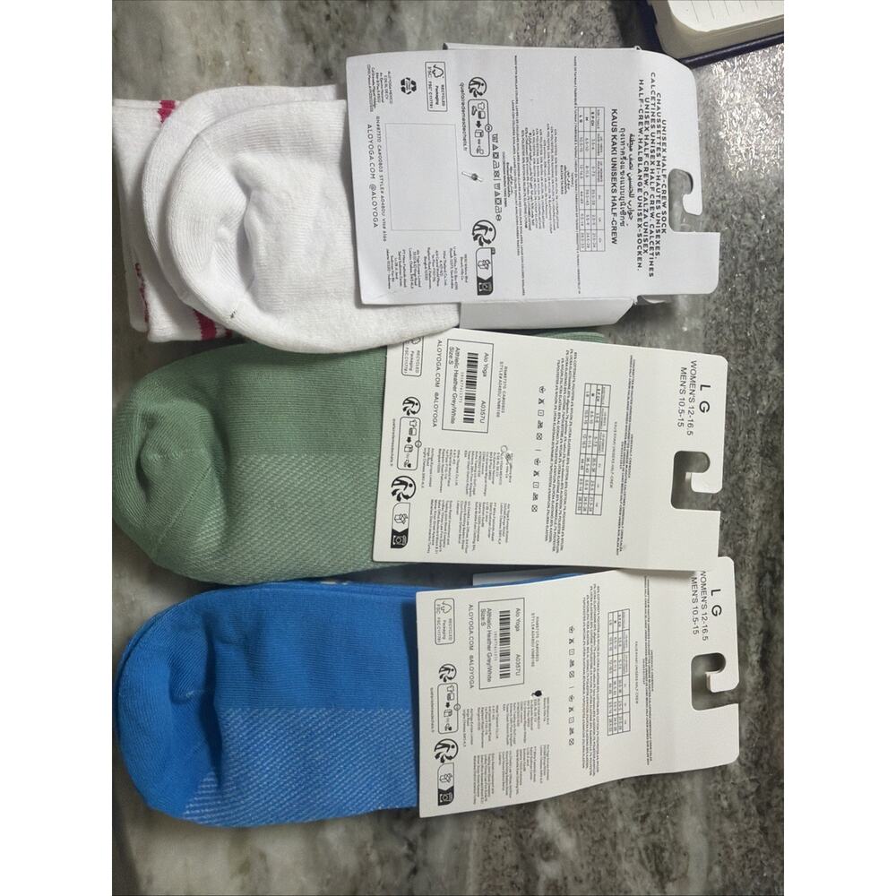 Lot Of 3 NEW ALO YOGA CREW SOCKS (AR23) - Picture 2 of 2